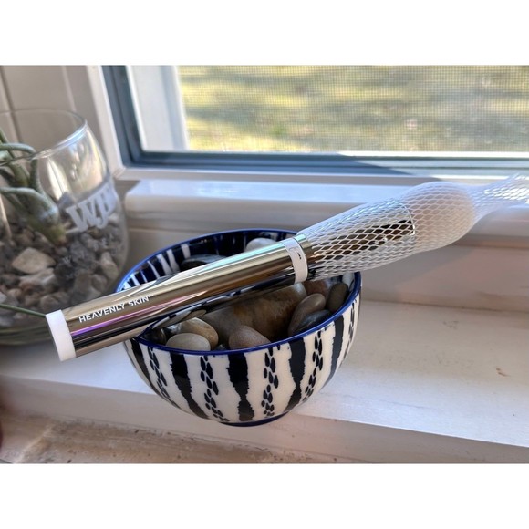 iT Cosmetics Heavenly Skin CC+ Skin Perfecting Brush #702 Flawless Foundation - Picture 6 of 12